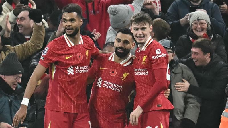 Liverpool-Aston Villa: Salah festeggiato dai compagni