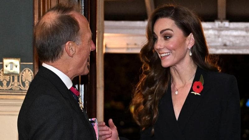 Londra, Kate torna sorridente alla Royal Albert Hall. Preoccupa l’assenza di Camilla