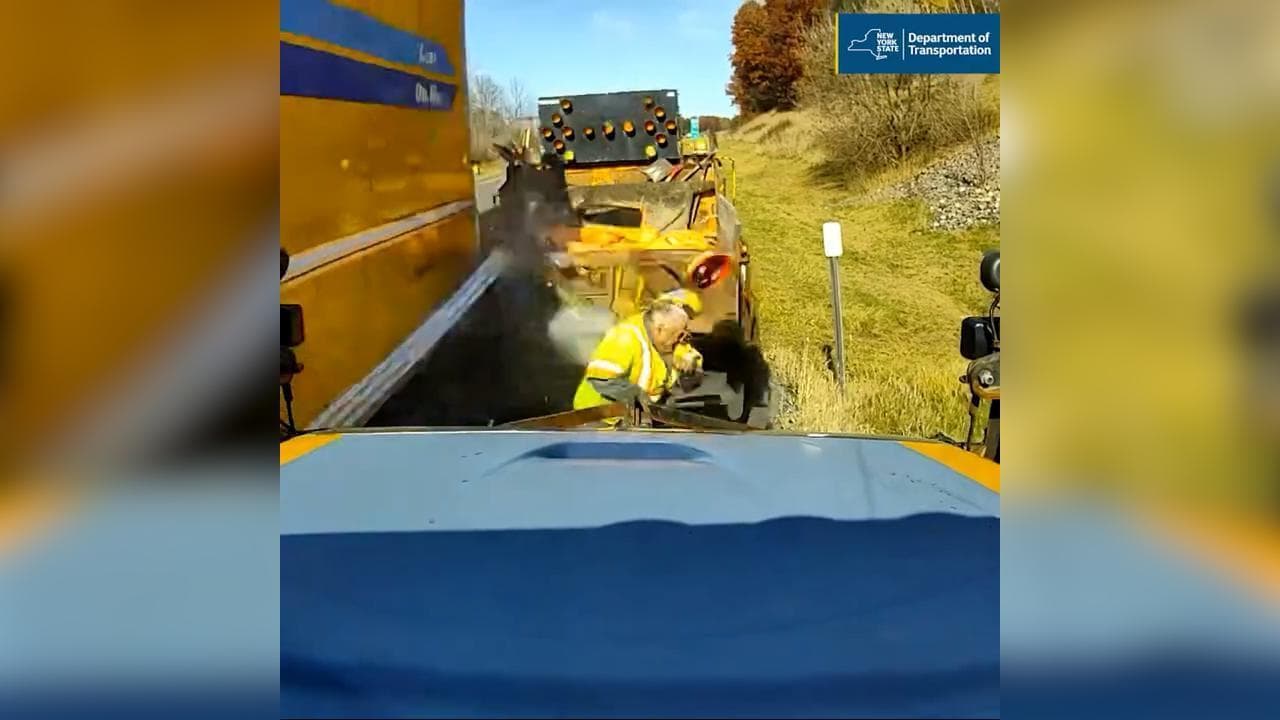 New York,  camion si schianta contro un cantiere stradale: l'operaio si salva per un soffio