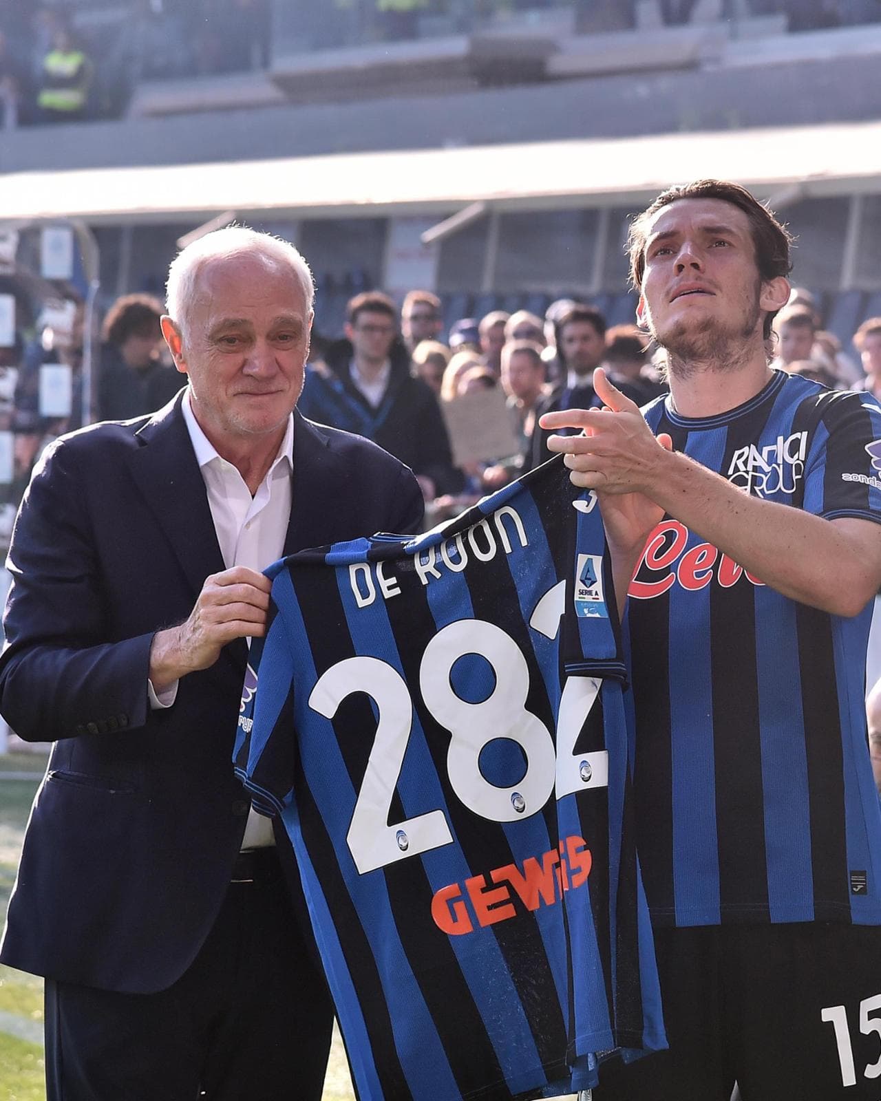 Il presidente Percassi premia De Roon