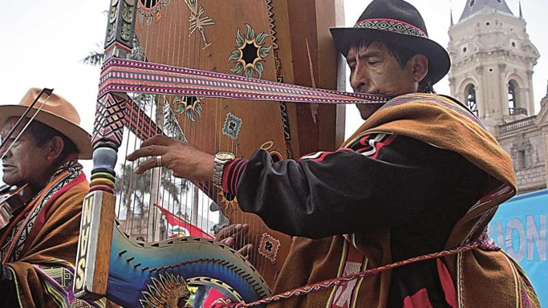 Lima, un musicista in costume tradizionale suona l’arpa a Plaza de Armas