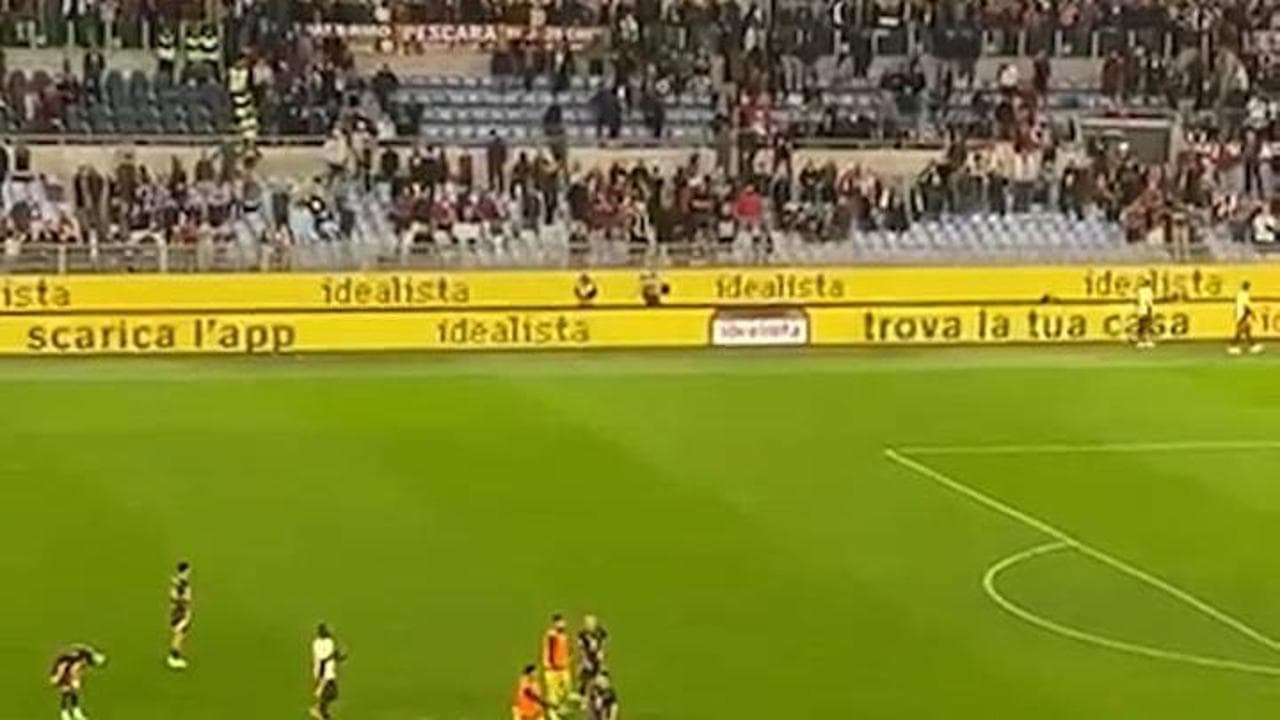 La contestazione dei tifosi della Roma alla fine della partita col Bologna