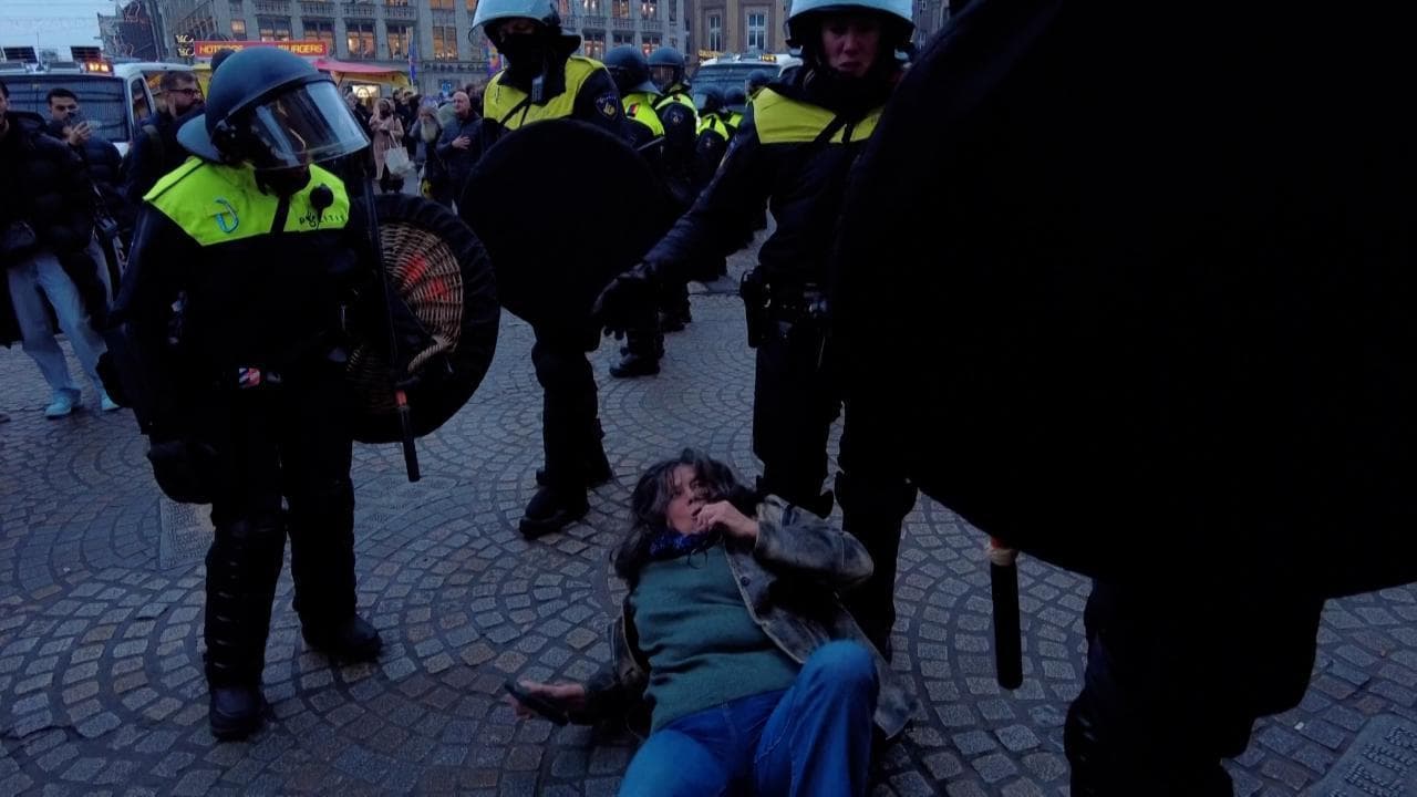 Amsterdam, manifestanti pro Palestina in piazza nonostante i divieti: decine di arresti