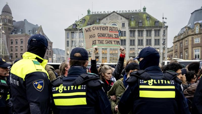 Amsterdam, arresti al corteo pro-Pal. Ora l’Europa teme l’effetto contagio, Israele ai tifosi: “Non andate in Francia”