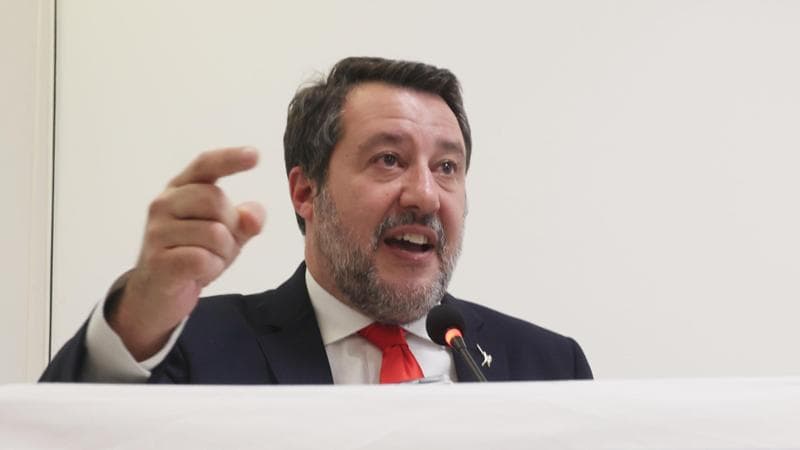 Lo spettro del comunismo agitato per propaganda in un rituale novecentesco