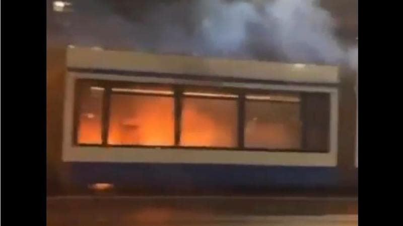 Amsterdam, nuovi scontri tra gruppi di giovani e polizia. “Cori antisemiti, a fuoco un tram”