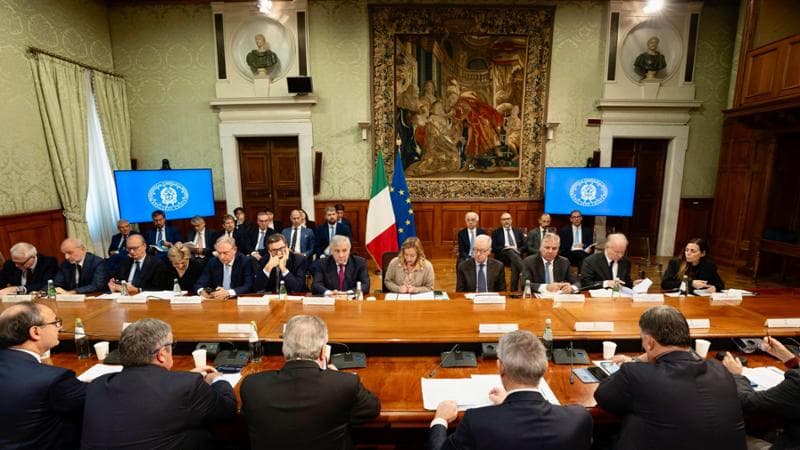L'incontro a Palazzo Chigi tra governo e sindacati sulla manovra
