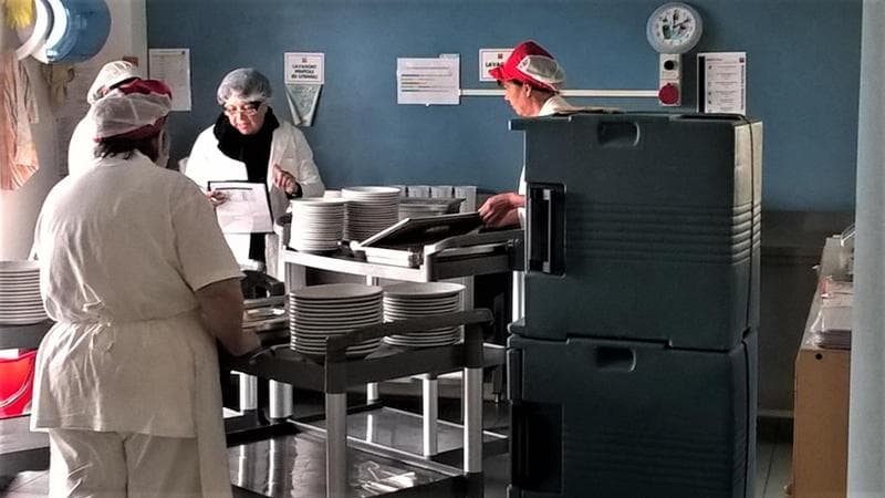 I Nas nelle mense scolastiche, irregolare una su quattro: trovati insetti ed escrementi di roditori