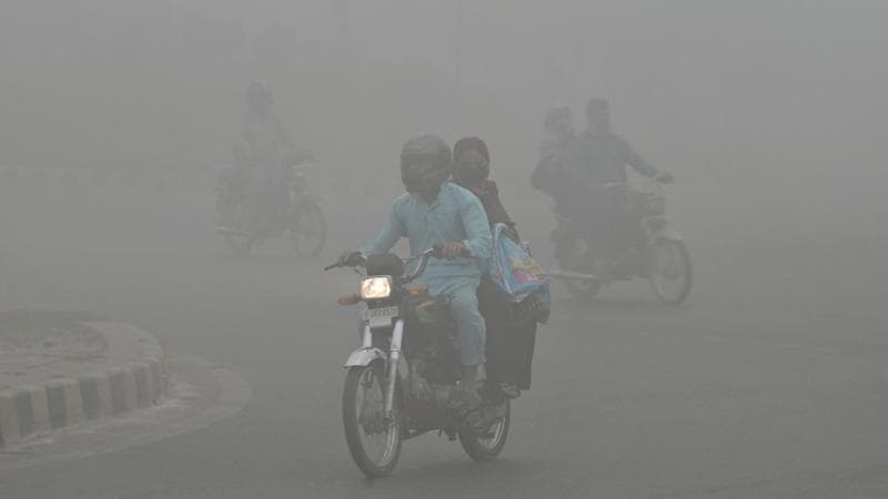 Allarme in Pakistan, la nube tossica di smog è così grande che è visibile dallo spazio