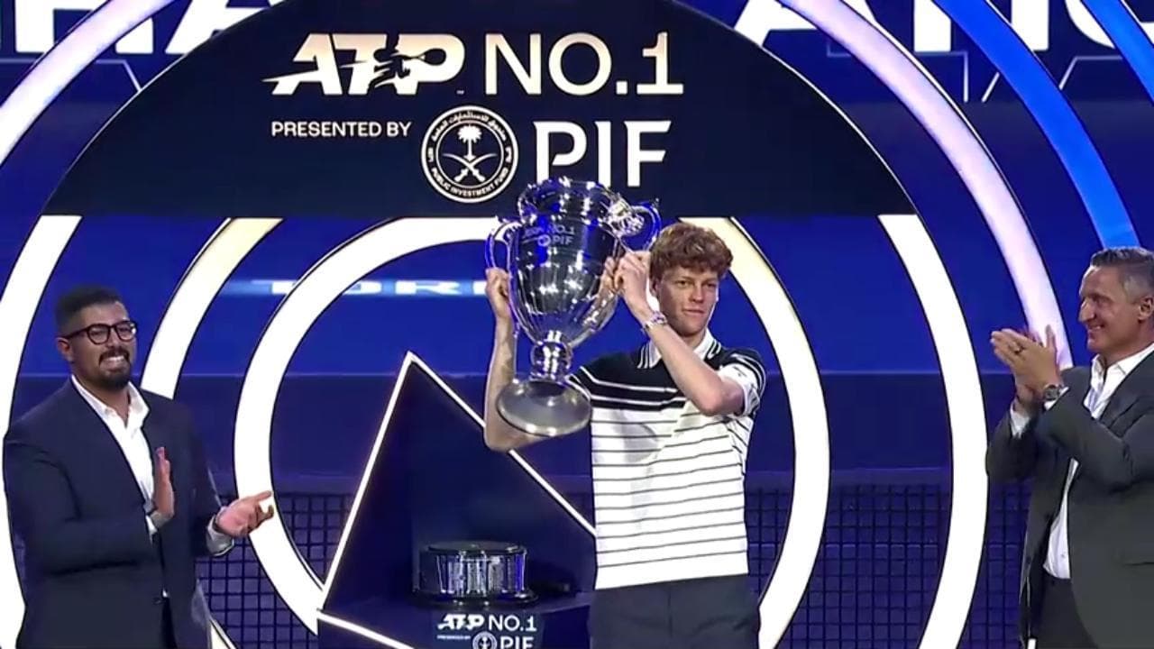 AtpTorino, Sinner premiato con la coppa per il n.1 del mondo: "Senza le persone a me vicine non sarebbe stato possibile"