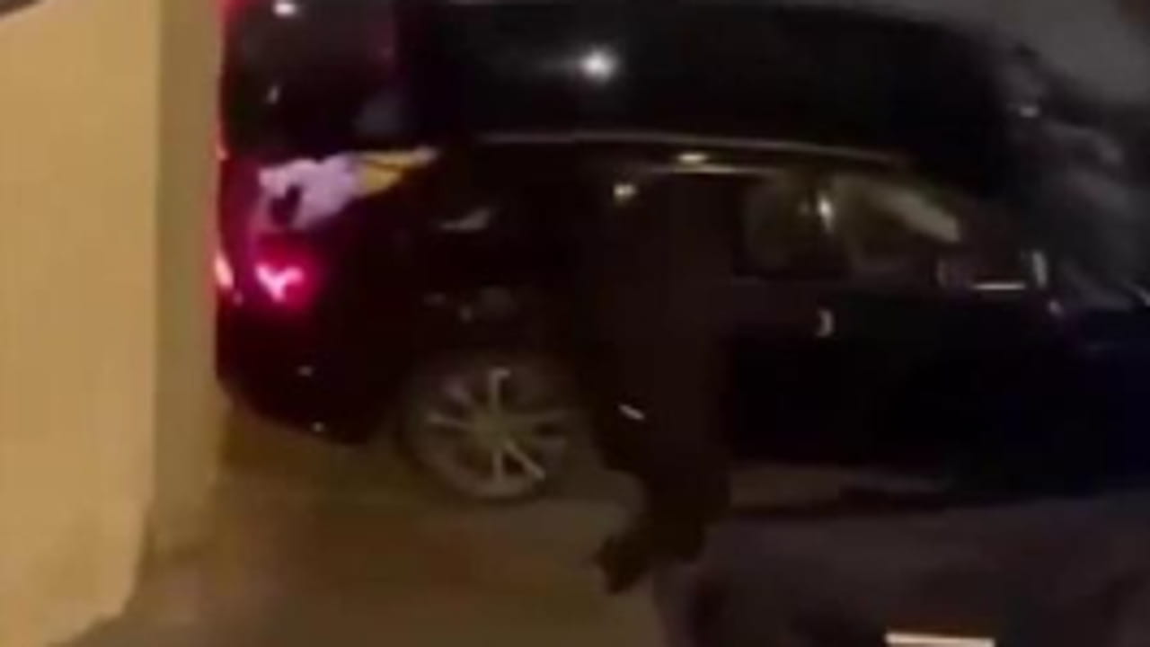 Parigi, sfondano la vetrina di Louis Vuitton con l'auto: furto da migliaia di euro