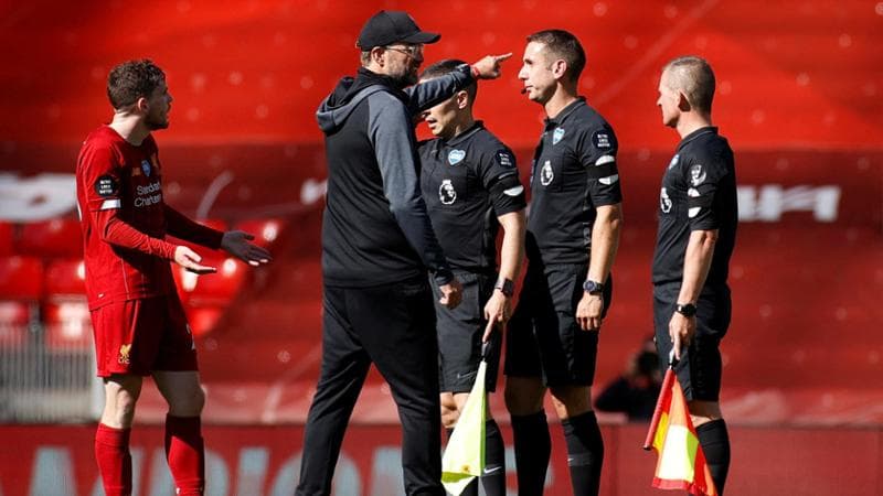 Jürgen Klopp con l'arbitro David Cooet in Liverpool-Burnley del 2020