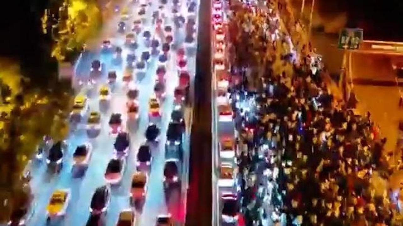 Cina, in migliaia in bici di notte a mangiare i ravioli: autostrade invase. E il governo ferma gli studenti