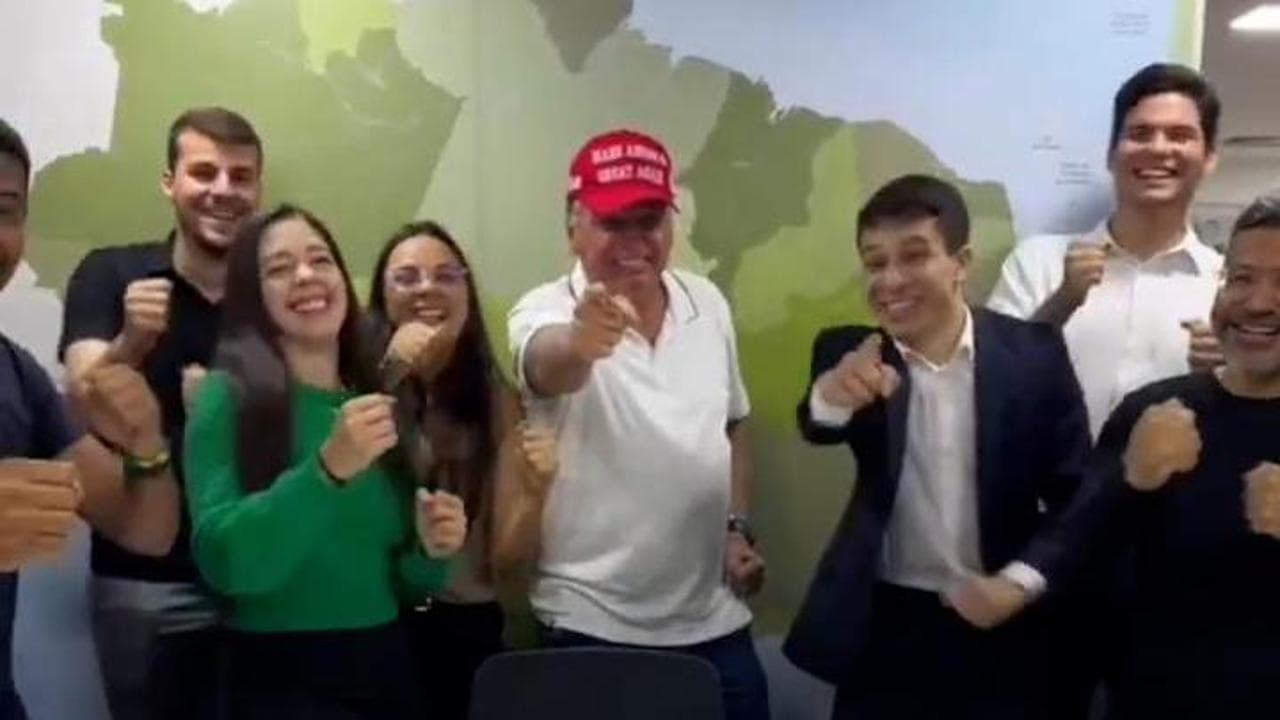 Brasile, Bolsonaro celebra la vittoria di Trump: l'ex premier brasiliano imita il balletto del tycoon