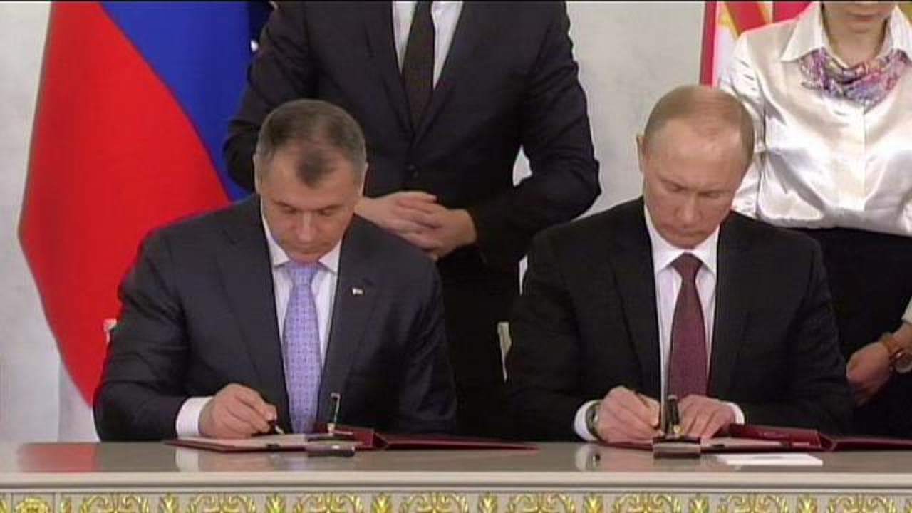 Otto anni fa Putin si prese la Crimea, la firma al Cremlino del trattato per l'adesione