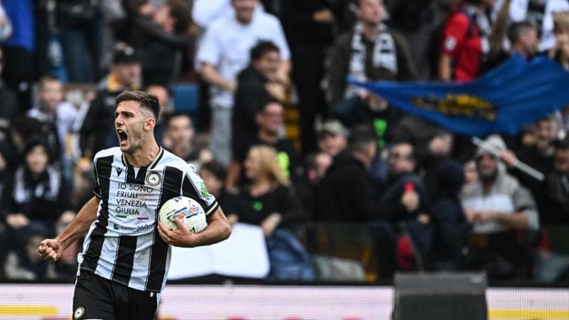 L'esultanza di Lorenzo Lucca dopo un gol