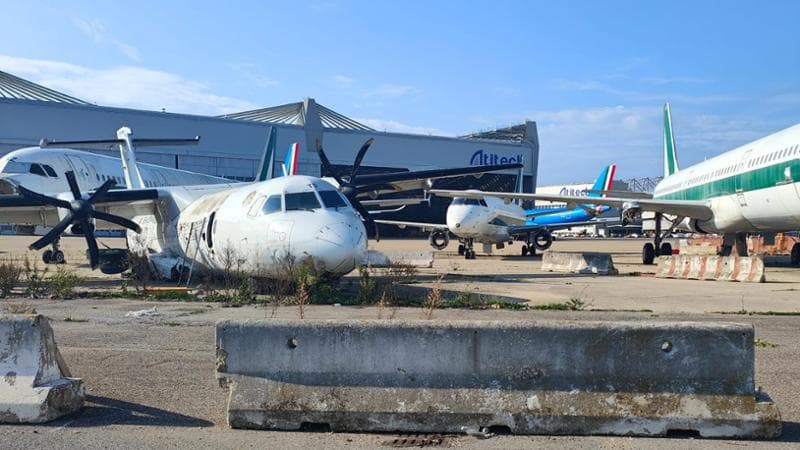 Carcasse di aerei Alitalia presso gli hangar di Atitech (Fiumicino)