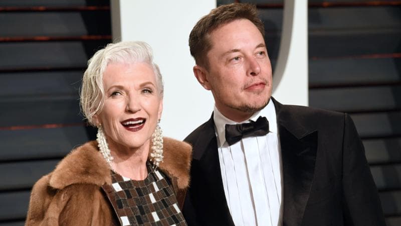 Elon Musk con la madre Maye, 76 anni, ex modella e nutrizionista. Penske Media via Getty Images