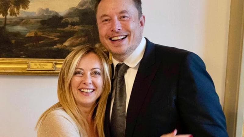 Governo Meloni e Musk, gli affari oltre al feeling politico. Obiettivo: l'accordo con Starlink