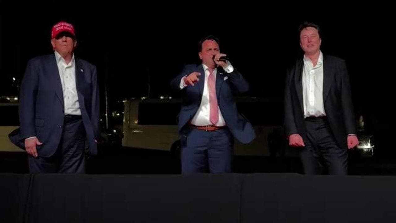 Usa, Elon Musk e Donald Trump cantano "God Bless America" con il tenore Chris Macchio