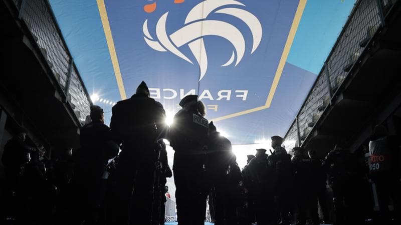 Poliziotti schierati allo Stade de France