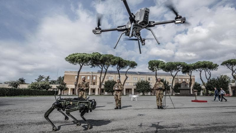 Il cane-robot Cesare e un drone manovrati dagli uomini del reggimento Rombo nella città militare della Cecchignola a Roma. Luigi Narici