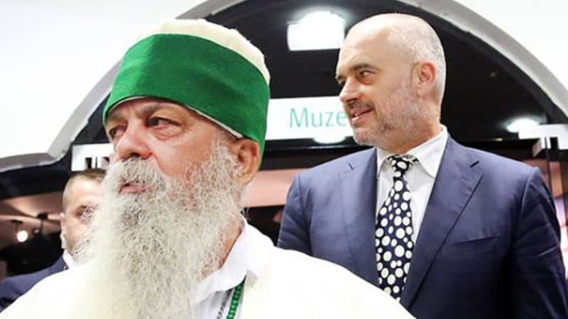 Il leader dei Bektashi, Baba Mondi, con il primo ministro albanese Edi Rama