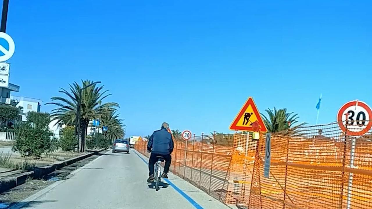 Così il falso cieco andava in bicicletta sul lungomare: truffa da 100mila euro