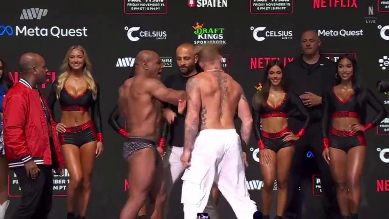 Boxe, Tyson torna sul ring a 58 anni: lo schiaffo all'avversario alla presentazione del match