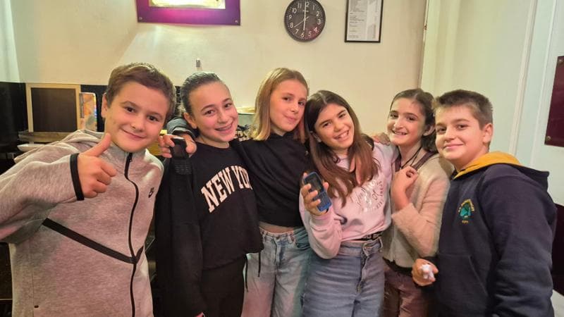 I teenager che vivono senza smartphone: “Siamo più liberi ma più soli, la nostra scelta agrodolce”