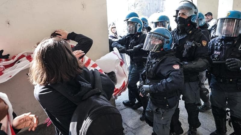 Studenti in piazza, feriti 20 poliziotti: condanna unanime per le violenze