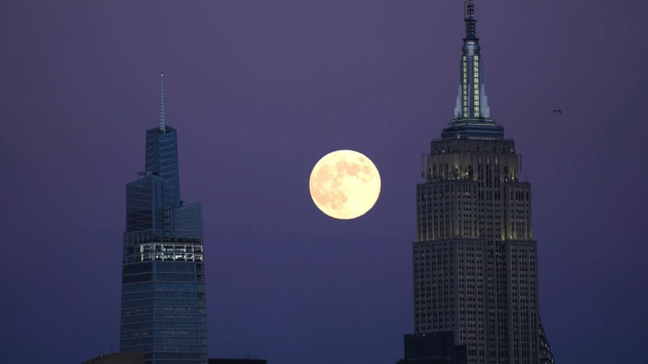La "Superluna del castoro" sorge sopra l'Empire State Building a New York: il timelapse