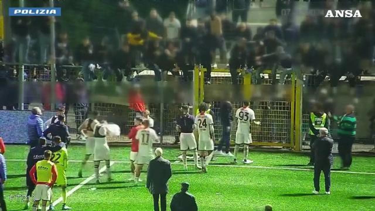 Picerno-Crotone, costrinsero i giocatori a lasciare le maglie in campo: il video delle violenze costato 17 Daspo ai tifosi
