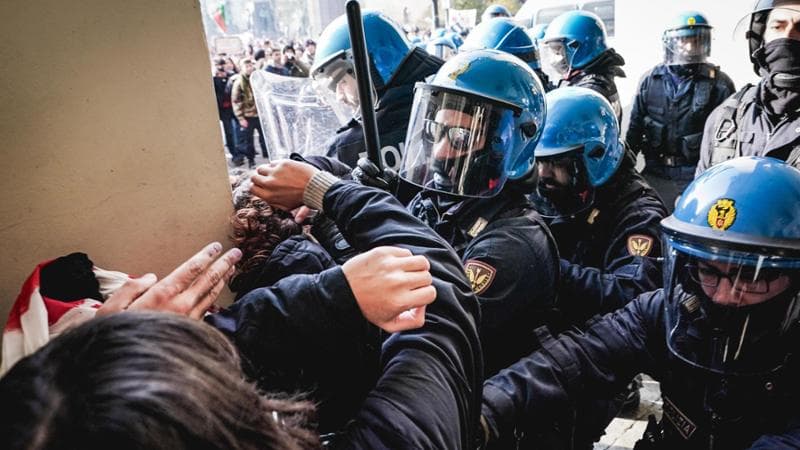 “Scontri in piazza, abbassare i toni”: ma la destra evoca il terrorismo