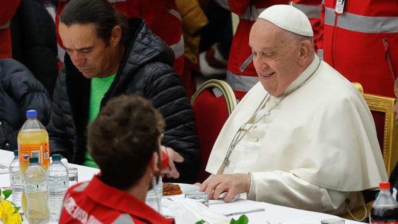 Giornata mondiale dei poveri, Bergoglio a pranzo con 1300 indigenti. Ai governi: “Non dimenticateli”