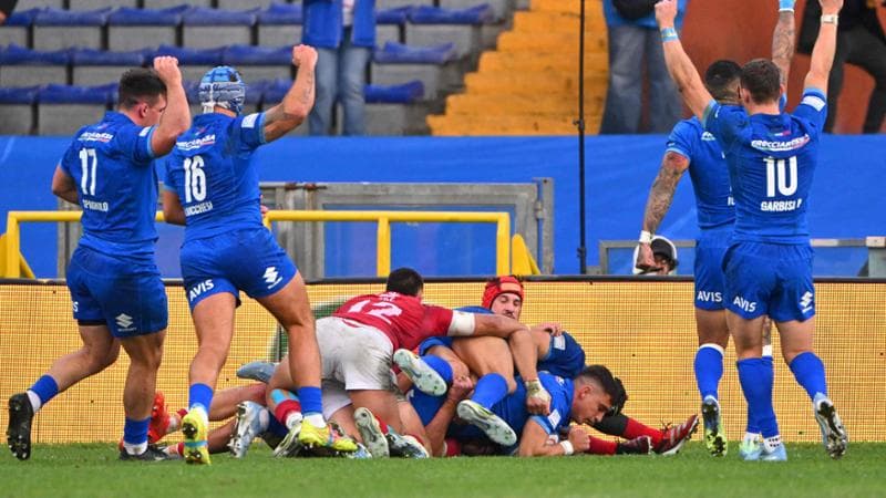 Gli azzurri esultano dopo la meta di Fusco