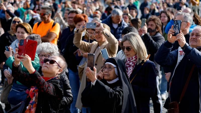 Città del Vaticano: fedeli in piazza San Pietro