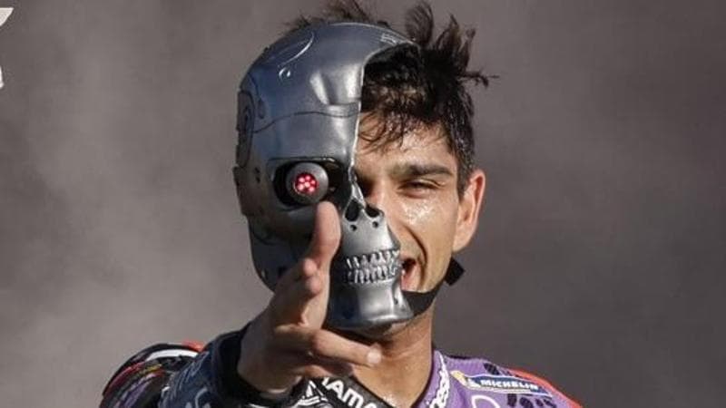 Jorge Martin con la maschera omaggio al suo soprannome: Martinator