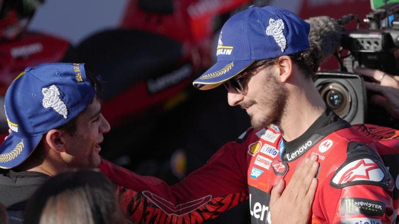 Bagnaia si congratula con Martin