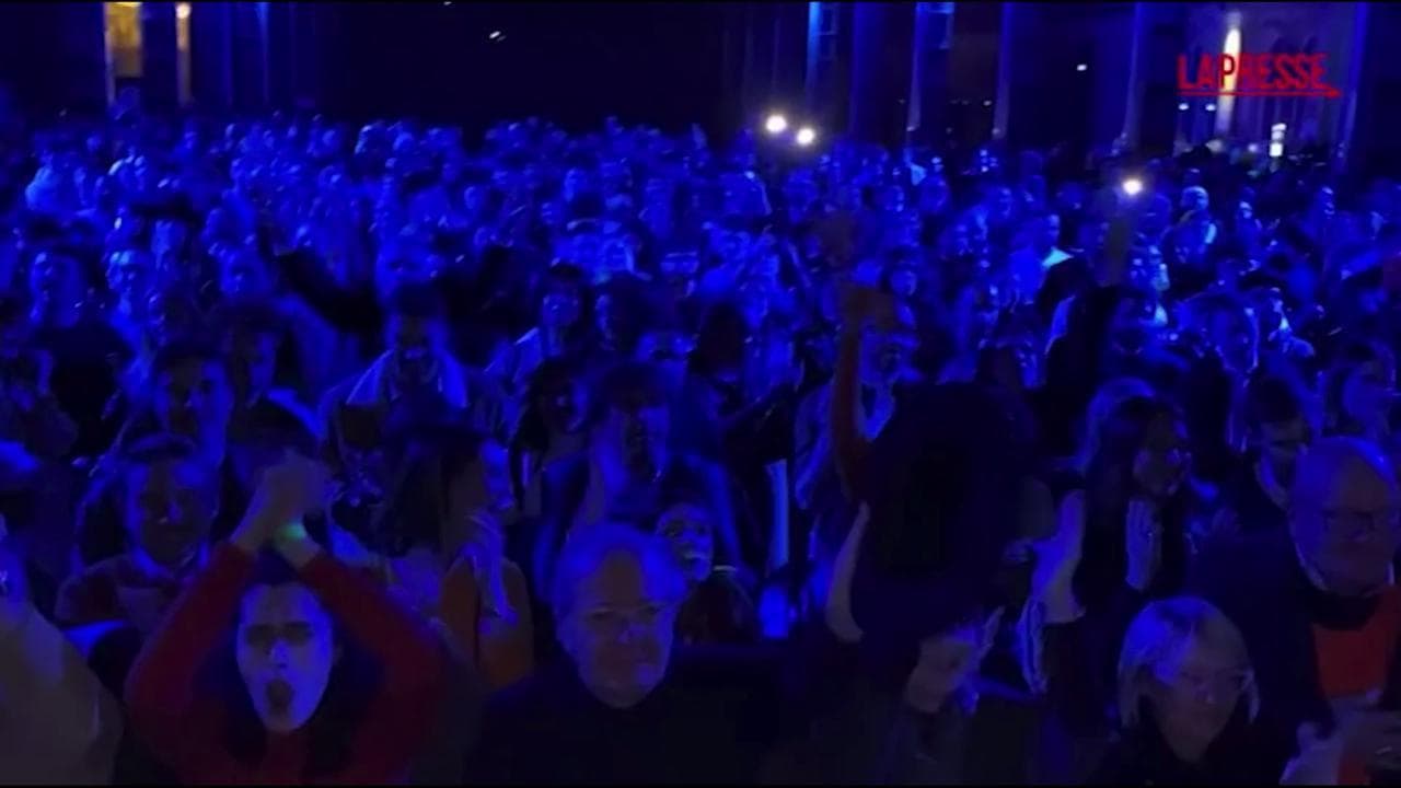Atp Finals a Torino, l'esultanza dei tifosi per la vittoria di Sinner