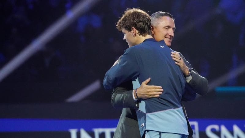 L'abbraccio del presidente dell'Atp Gaudenzi a Sinner