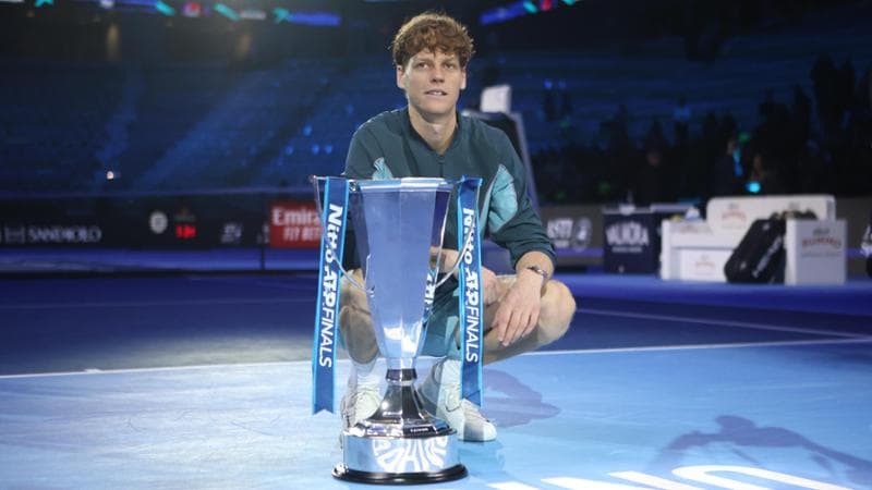 Sinner con la coppa del vincitore delle Finals