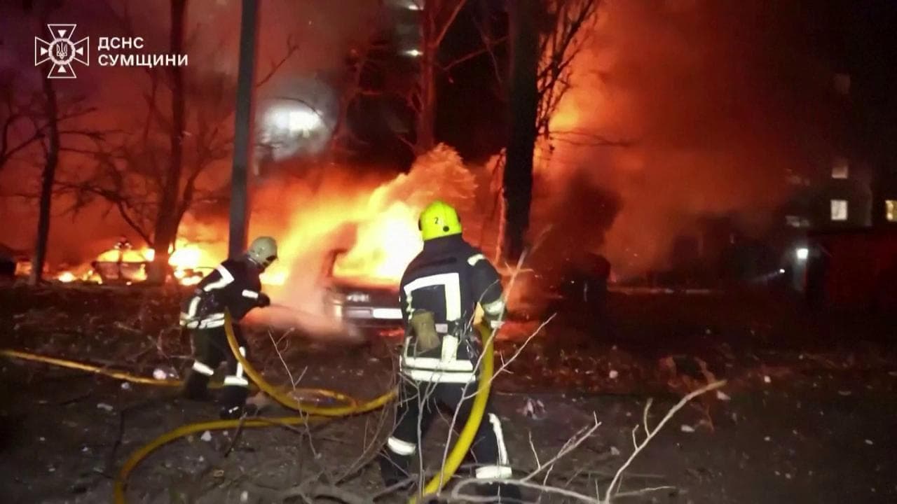 Raid di missili russi sull'Ucraina, dieci morti tra cui due bambini a Sumy. Le immagini