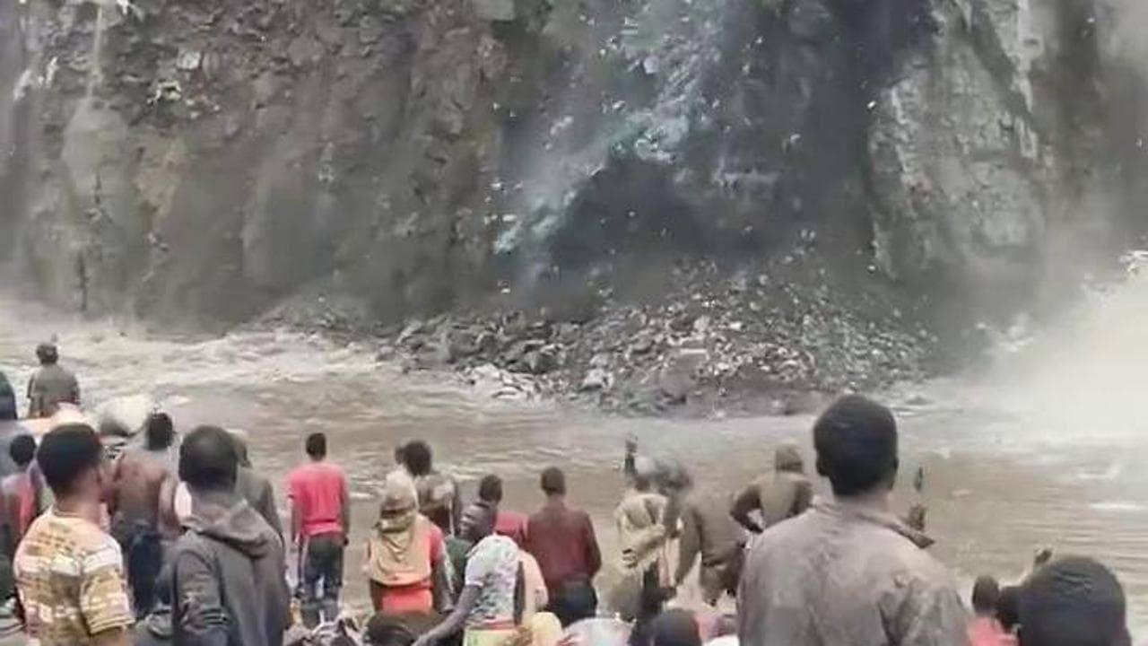 Repubblica Democratica del Congo, il crollo della parete di una montagna svela una vena di rame: esultano i minatori