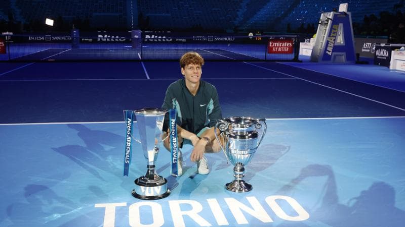 Jannik Sinner con il trofeo delle Atp Finals e quello di numero 1