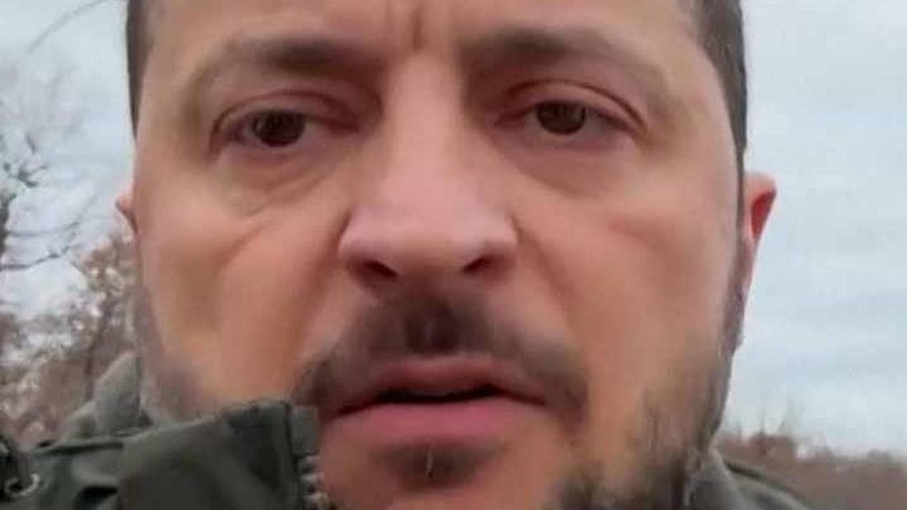 Zelensky al fronte: "Manteniamo le posizioni grazie ai nostri guerrieri"