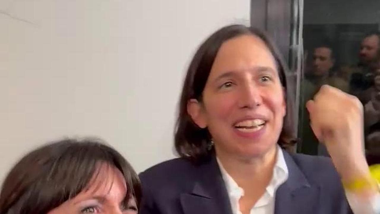 La festa e l'abbraccio. Schlein raggiunge Proietti dopo la vittoria in Umbria: "Grandiosa"