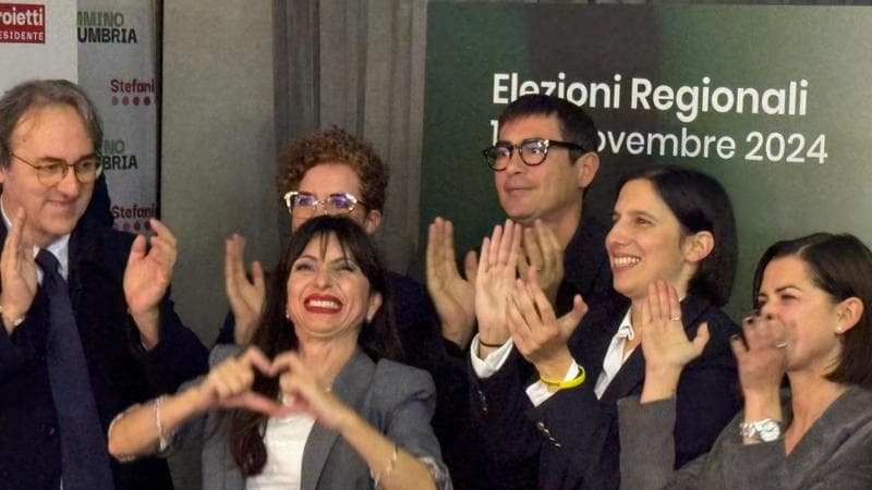 La neo-presidente della Regione Umbria Stefania Proietti con la segretaria del Partito Democratico, Elly Schelin, nel suo comitato elettorale, Perugia, 18 novembre 2024.
ANSA/ANGELA ROTINI