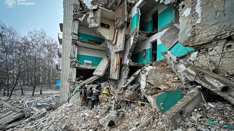 Un edificio colpito nella regione di Sumy