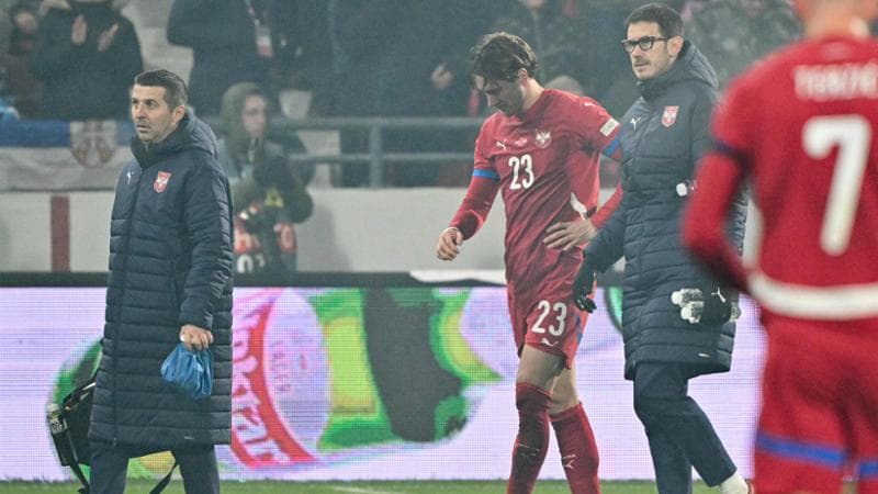 Vlahovic lascia il campo dopo l'infortunio